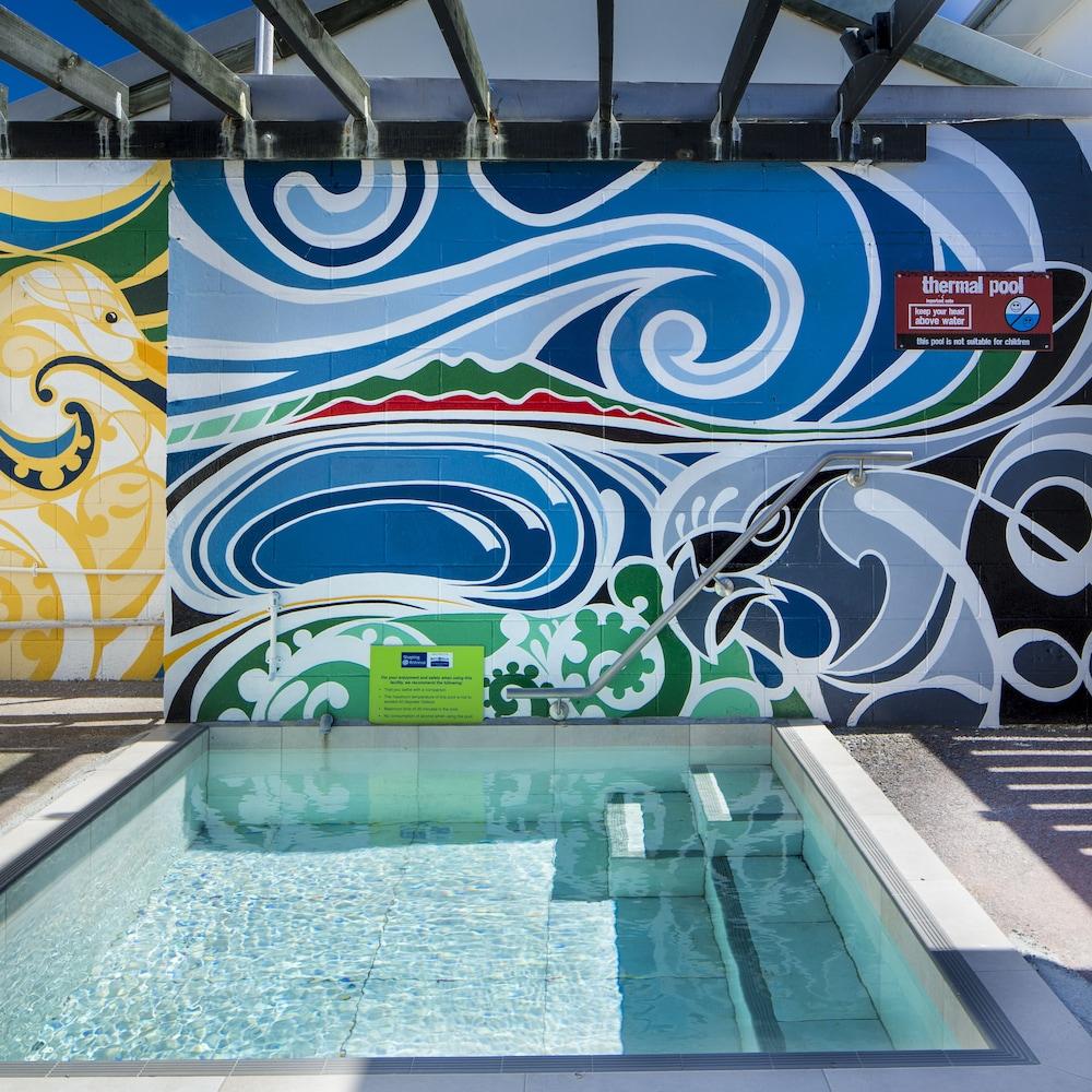 Four Canoes Hotel Роторуа Экстерьер фото