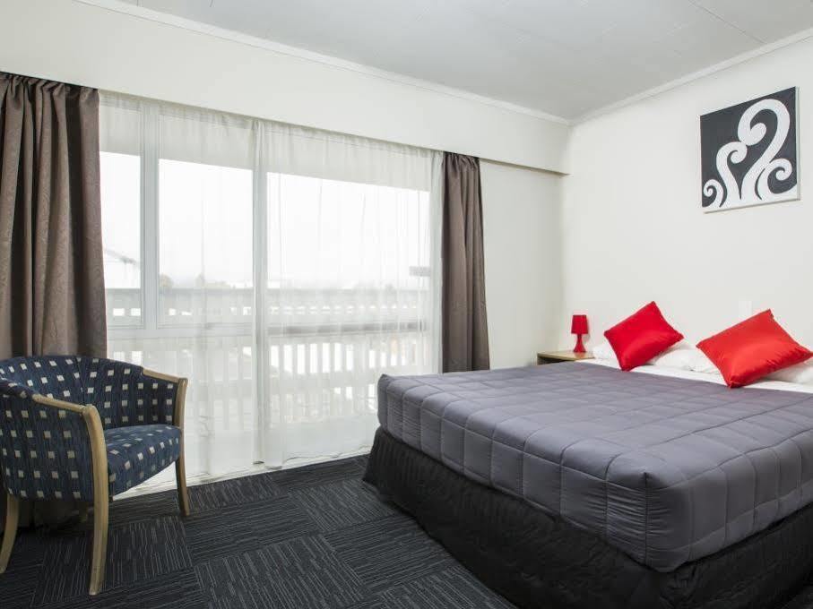Four Canoes Hotel Роторуа Экстерьер фото
